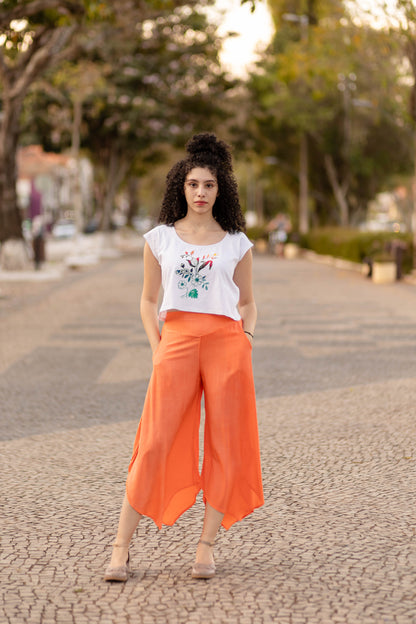 Calça tipo pantacourt com bolsos laterais