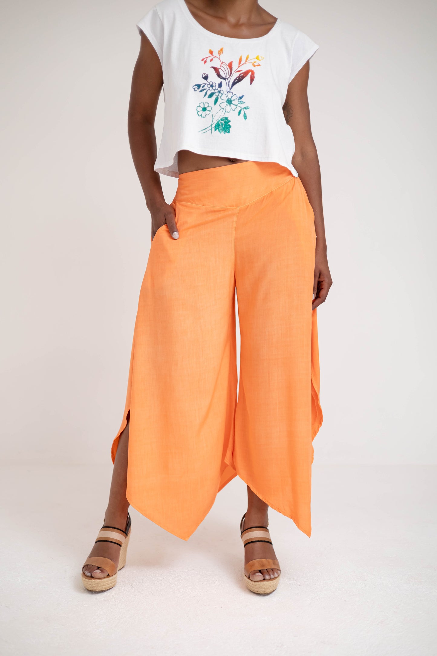 Calça tipo pantacourt com bolsos laterais