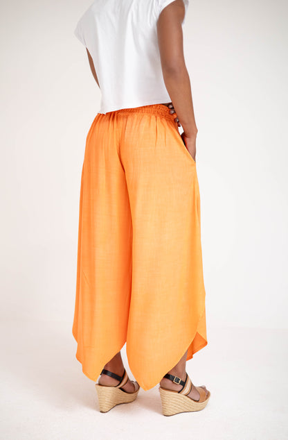 Calça tipo pantacourt com bolsos laterais