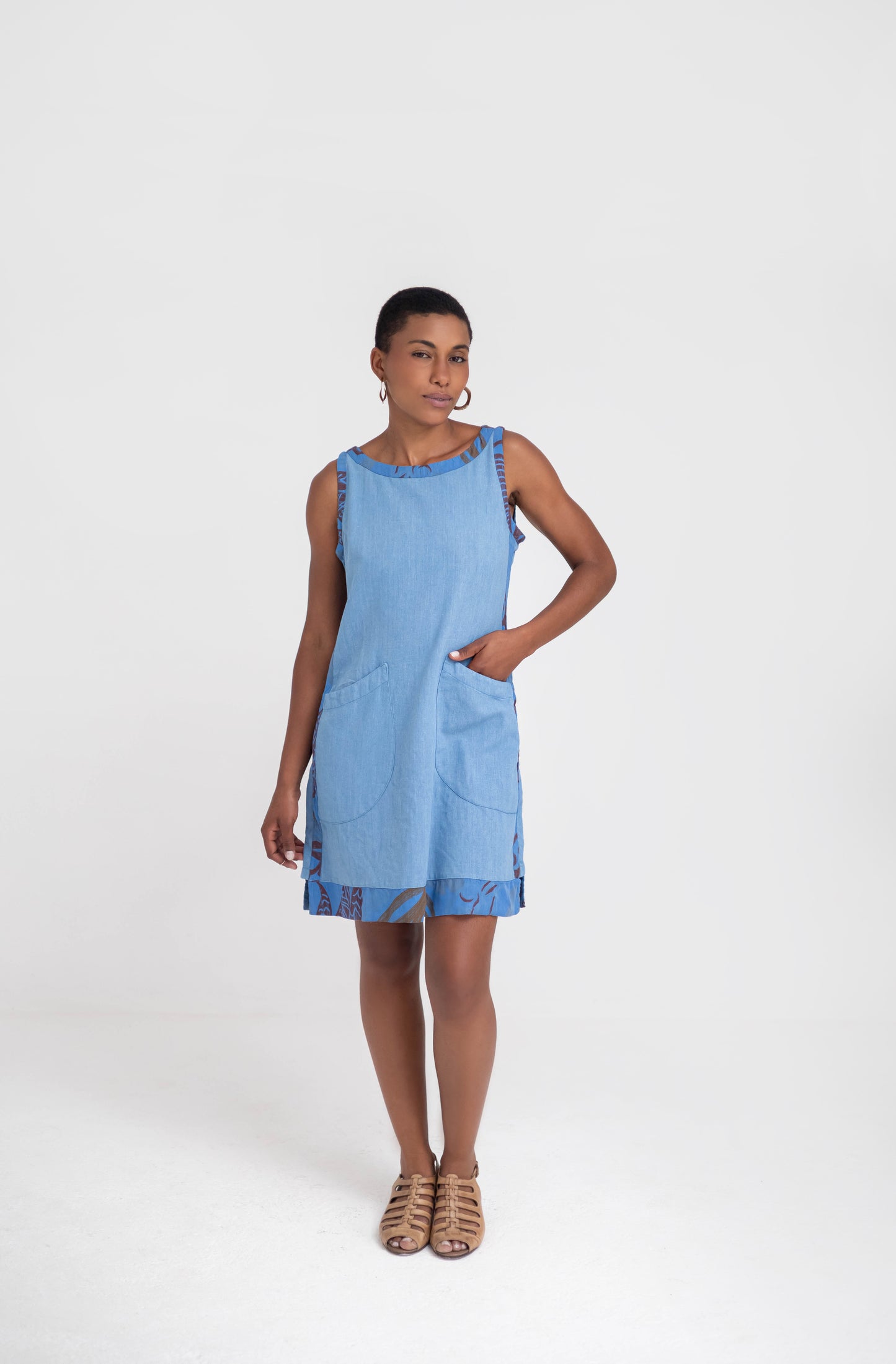 Vestido tubo curto em linho com detalhes estampados