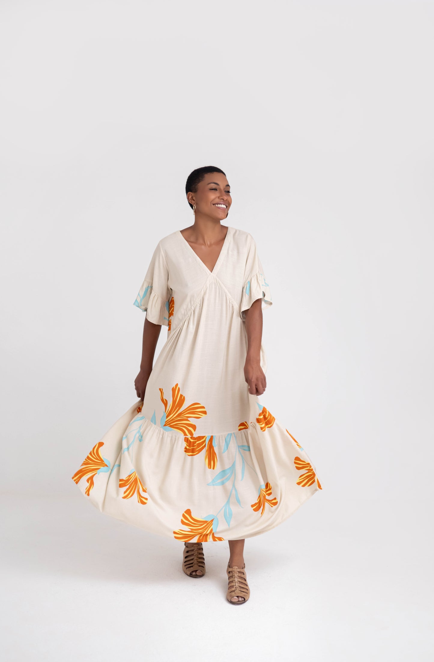 Vestido longo com decote V e estampa limitada