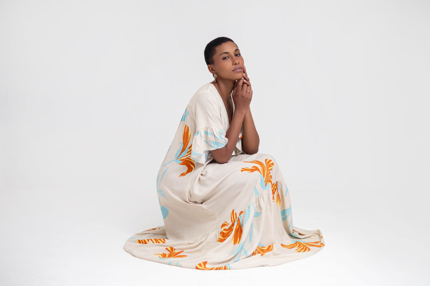 Vestido longo com decote V e estampa limitada