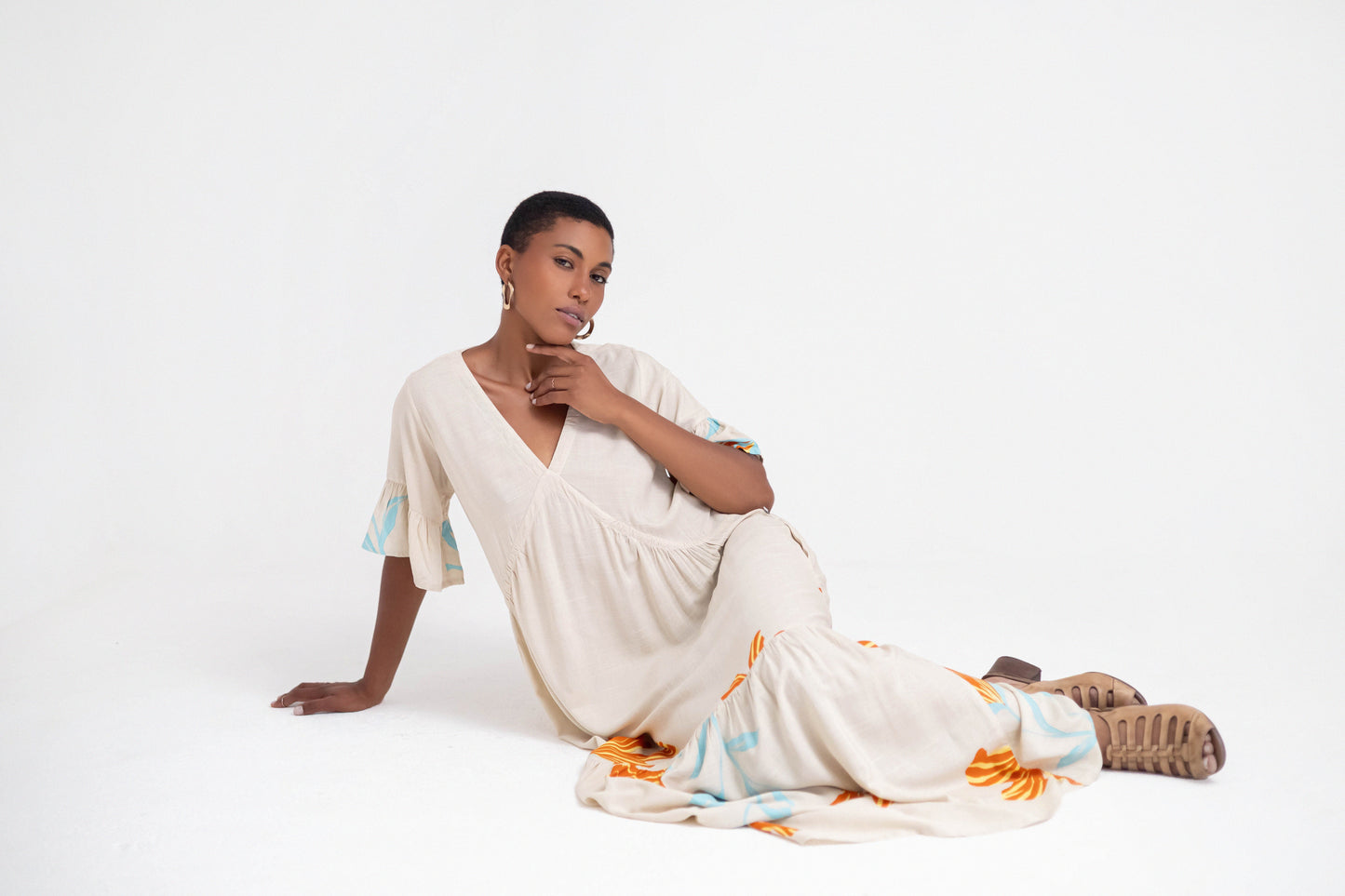 Vestido longo com decote V e estampa limitada