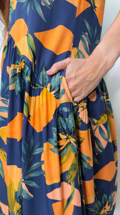 Vestido com botões na frente e gola padre