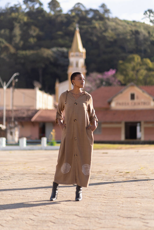 Vestido longo com capuz e carimbos artesanais na barra