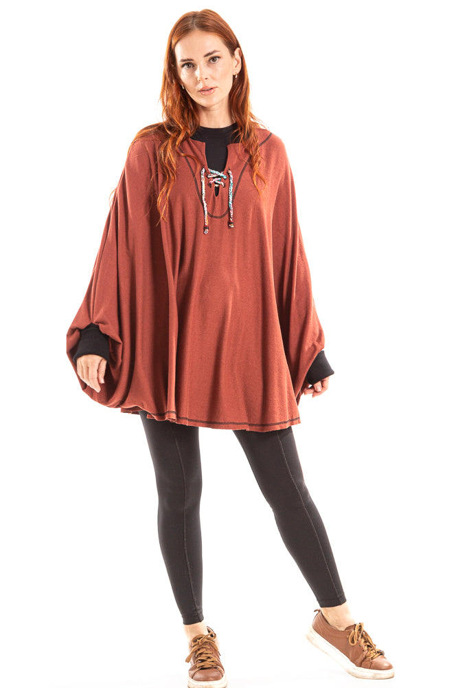 Poncho com cordão de crochê no decote