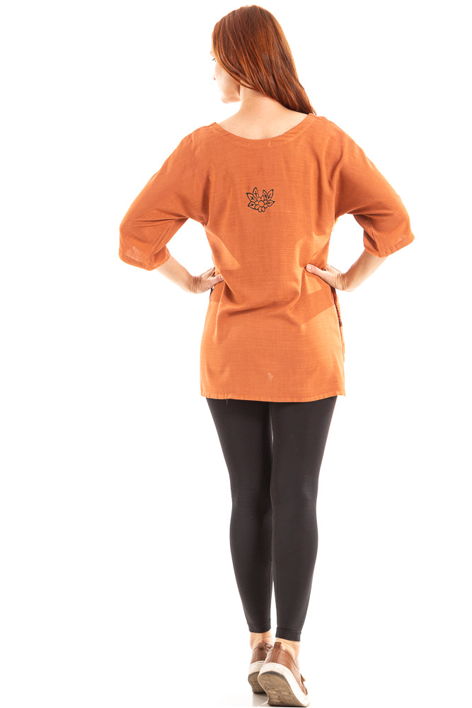 Blusa com manga 3/4 e cordão de crochê e pinturas à mão