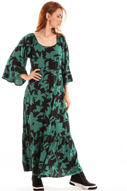 Vestido com fenda na frente e elástico nas costas