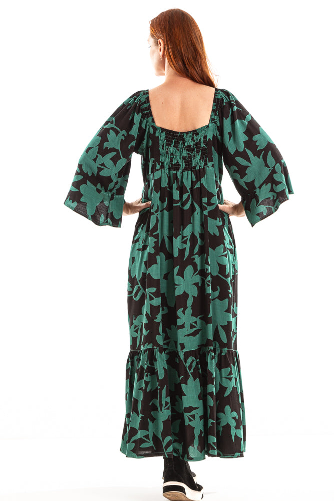 Vestido com fenda na frente e elástico nas costas