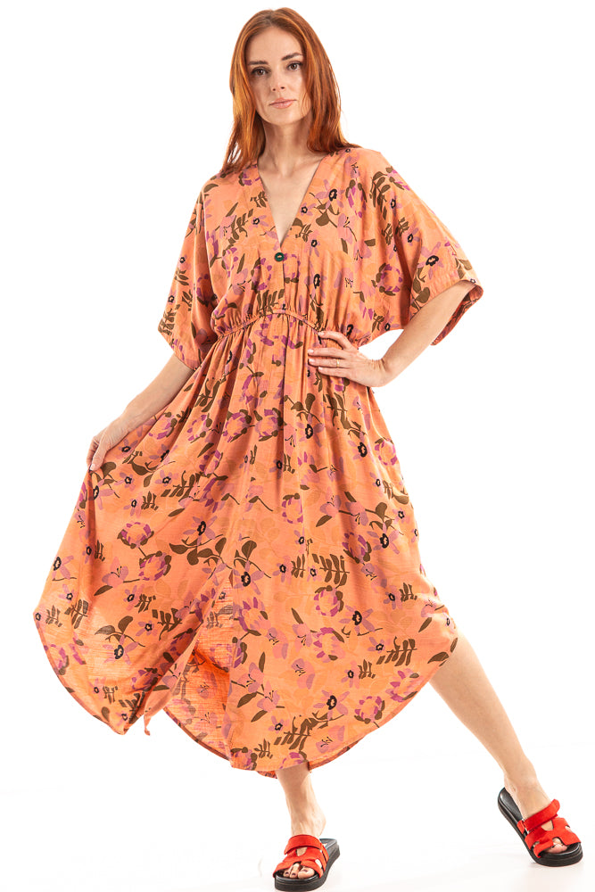 Vestido com transpasse no decote e fenda na frente