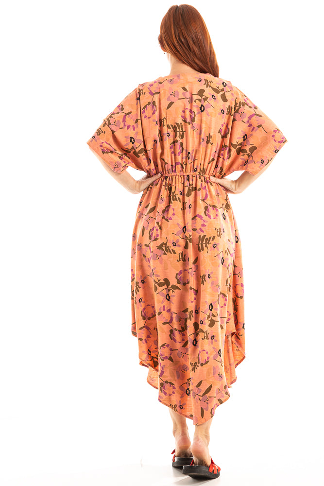 Vestido com transpasse no decote e fenda na frente