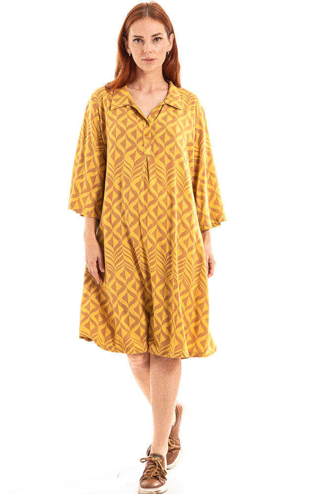 Vestido com decote tipo polo e bolsos laterais