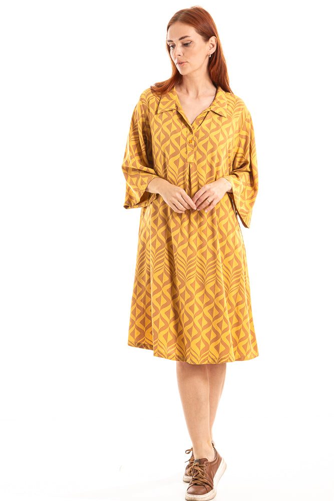 Vestido com decote tipo polo e bolsos laterais