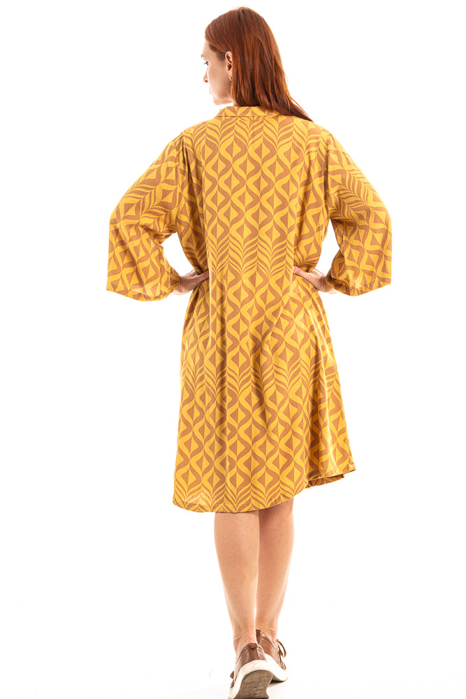 Vestido com decote tipo polo e bolsos laterais