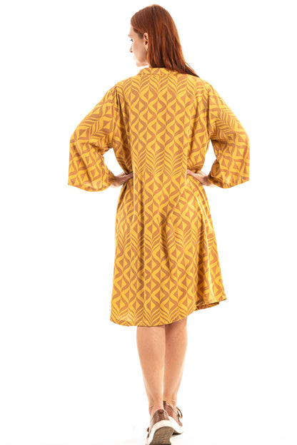 Vestido com decote tipo polo e bolsos laterais