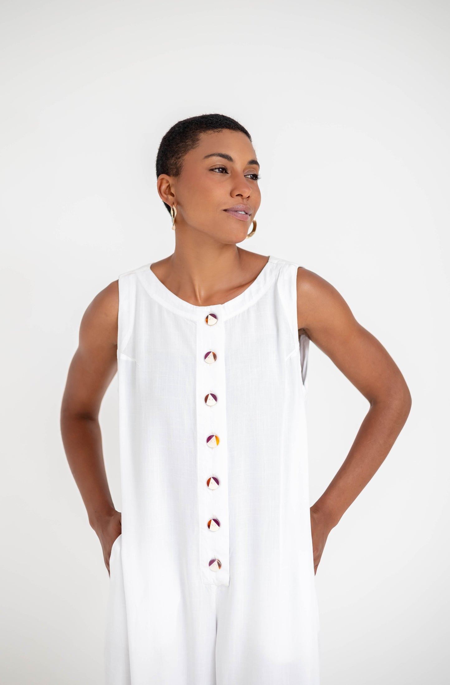 Macacão com botões e abertura nas costas