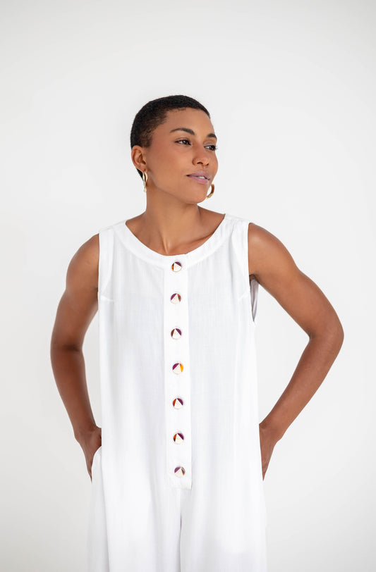 Macacão com botões e abertura nas costas