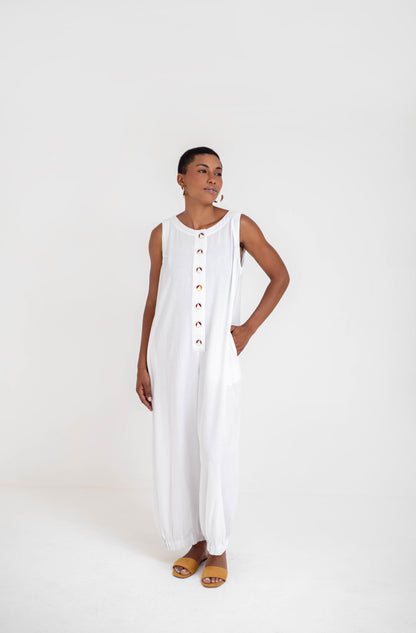 Macacão com botões e abertura nas costas