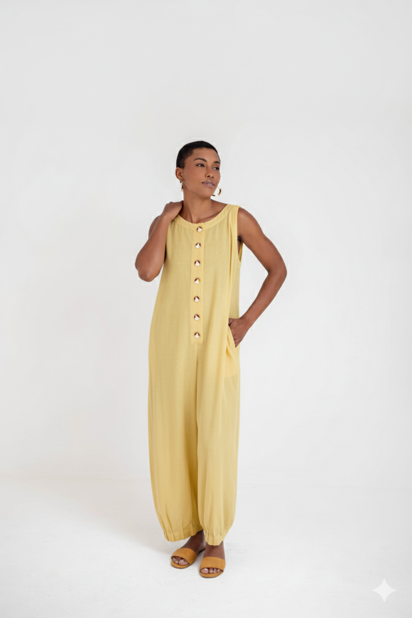 Macacão com botões e abertura nas costas