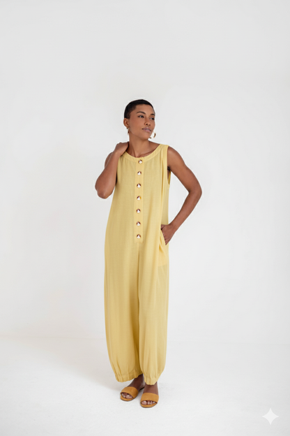 Macacão com botões e abertura nas costas