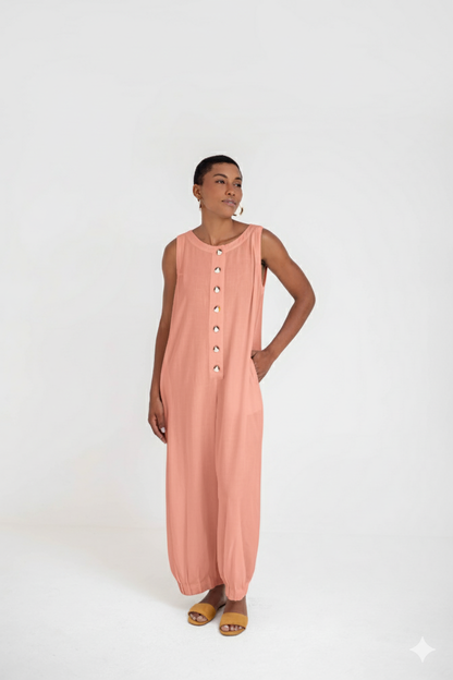 Macacão com botões e abertura nas costas