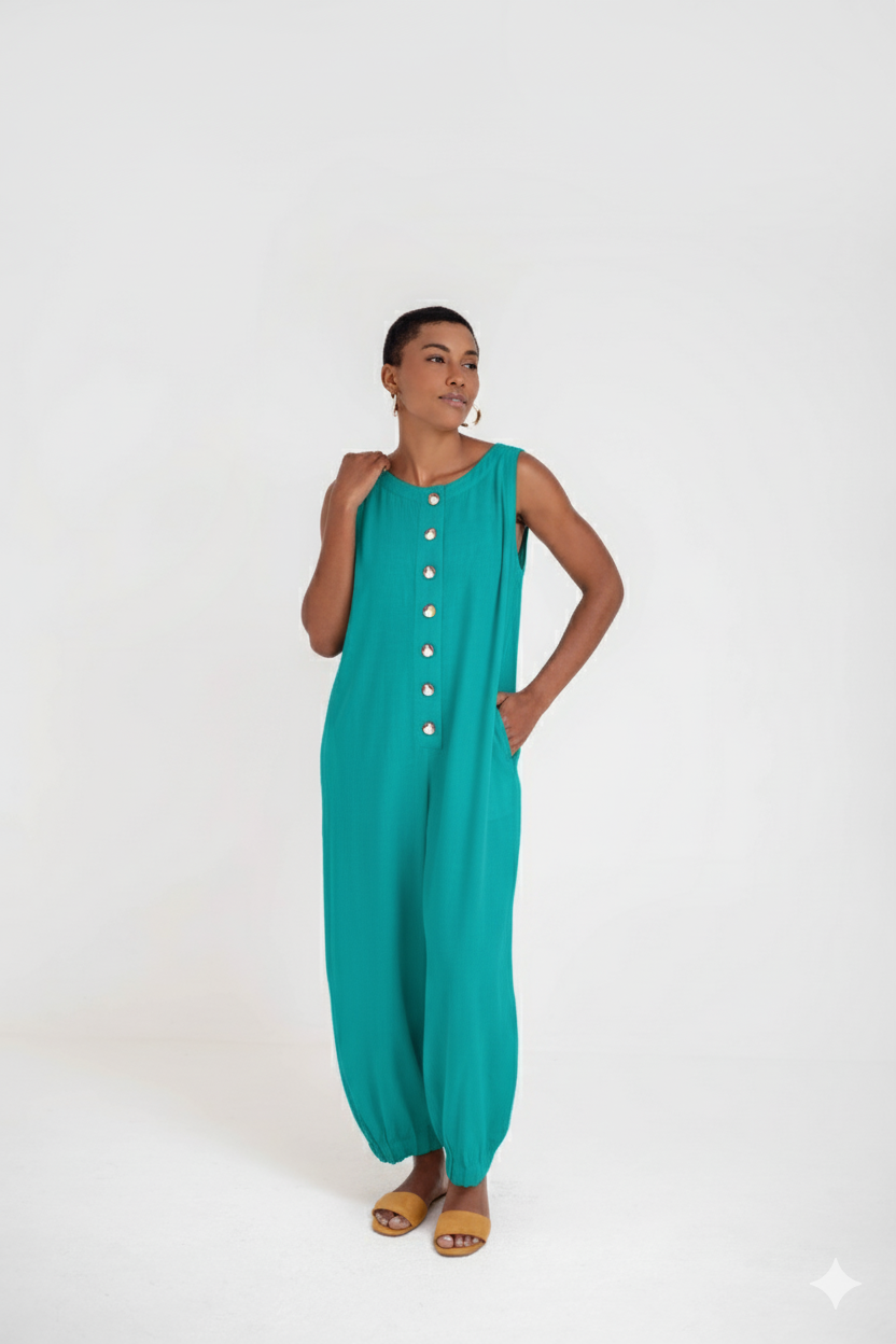 Macacão com botões e abertura nas costas