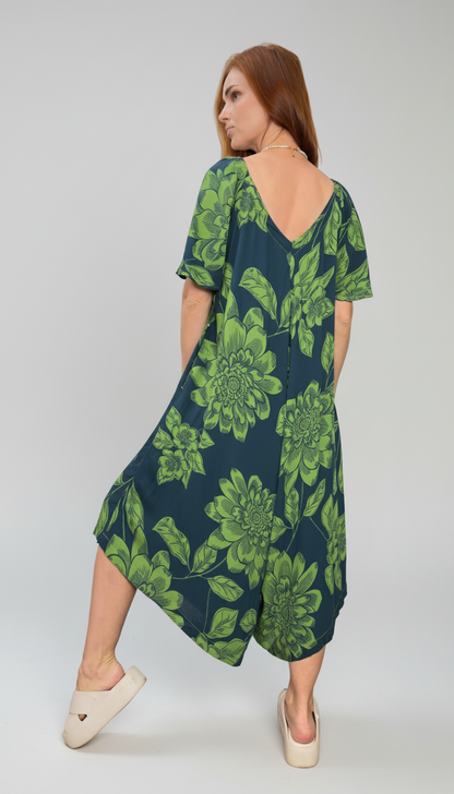 Macacão com pernas largas e abertura tipo polo