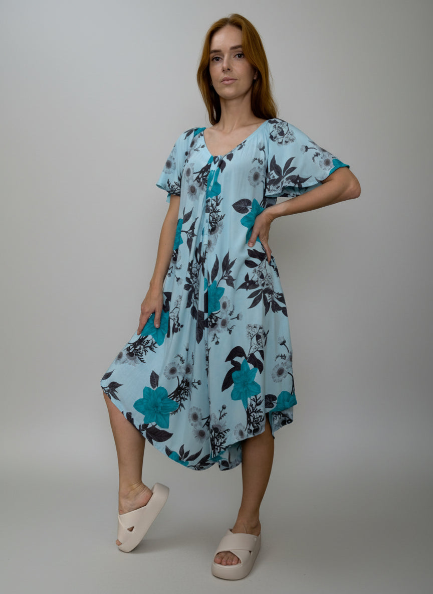 Macacão com pernas largas e abertura tipo polo