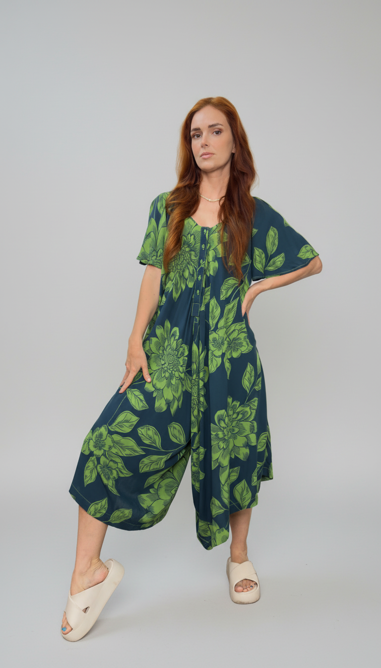 Macacao com pernas largas e abertura tipo polo