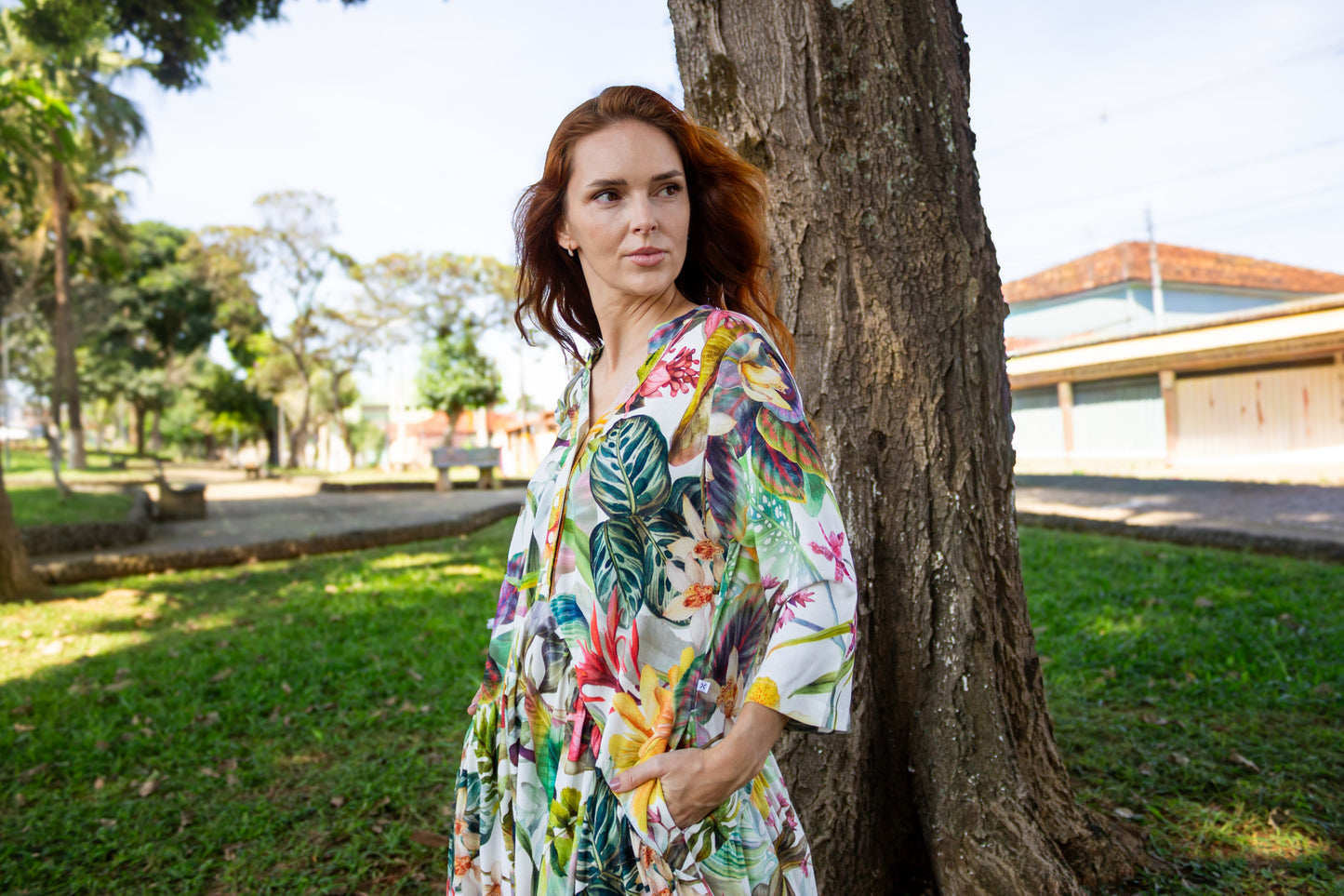 Vestido amplo com botões na gola