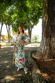 Vestido amplo com botões na gola