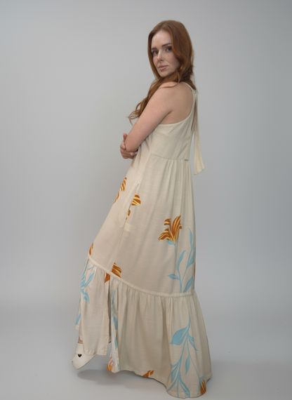 Vestido com ajuste no pescoço e estampa limitada