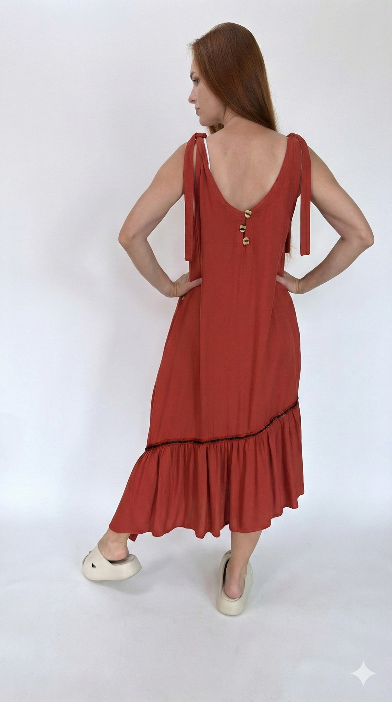 Vestido com barra assimétrica e botões nas costas