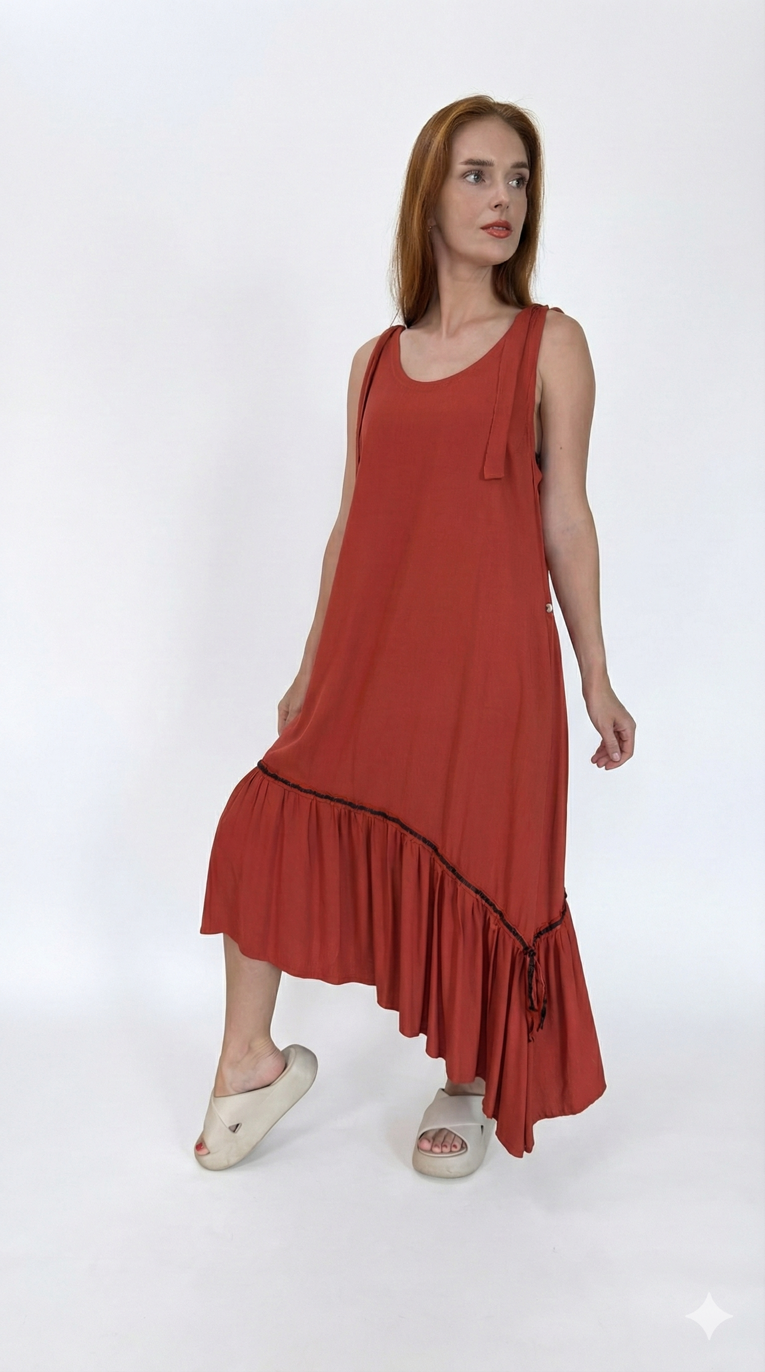 Vestido com barra assimétrica e botões nas costas