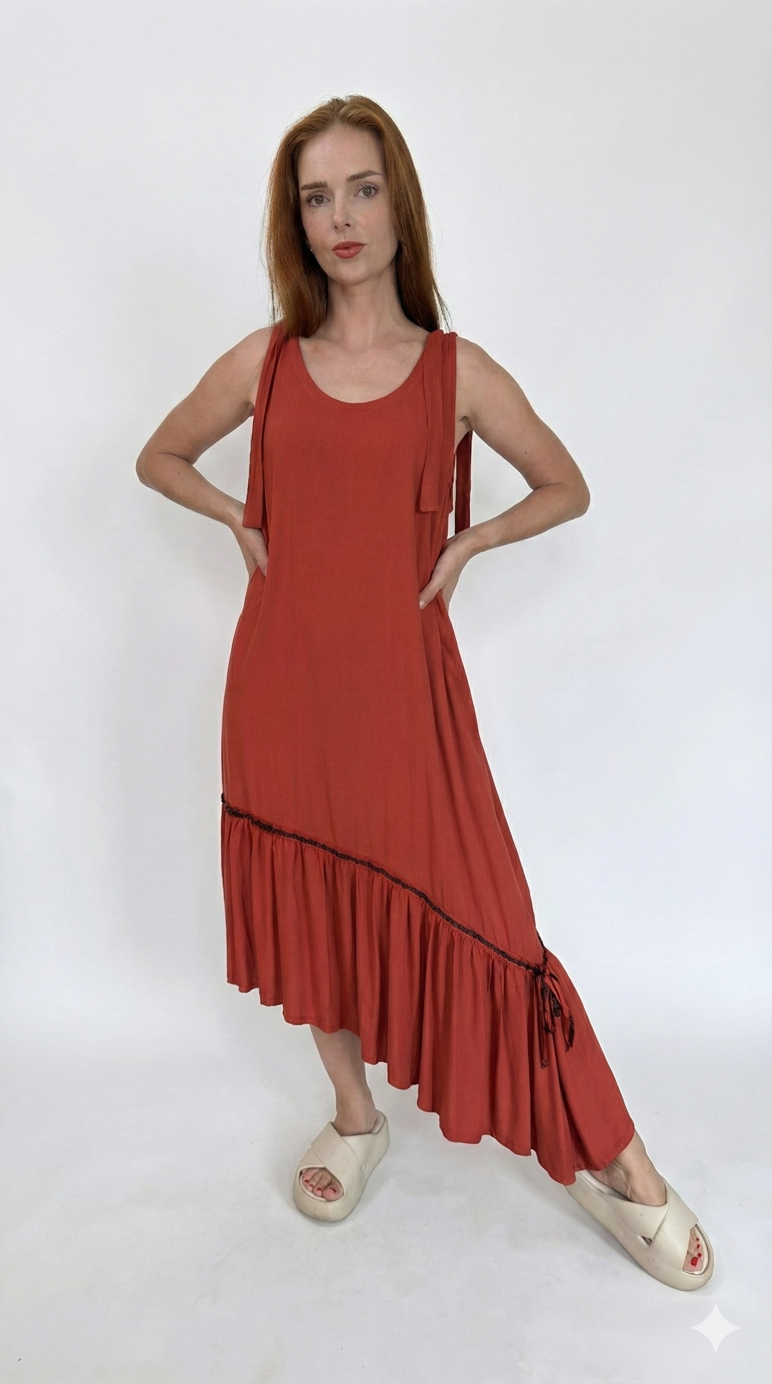 Vestido com barra assimétrica e botões nas costas