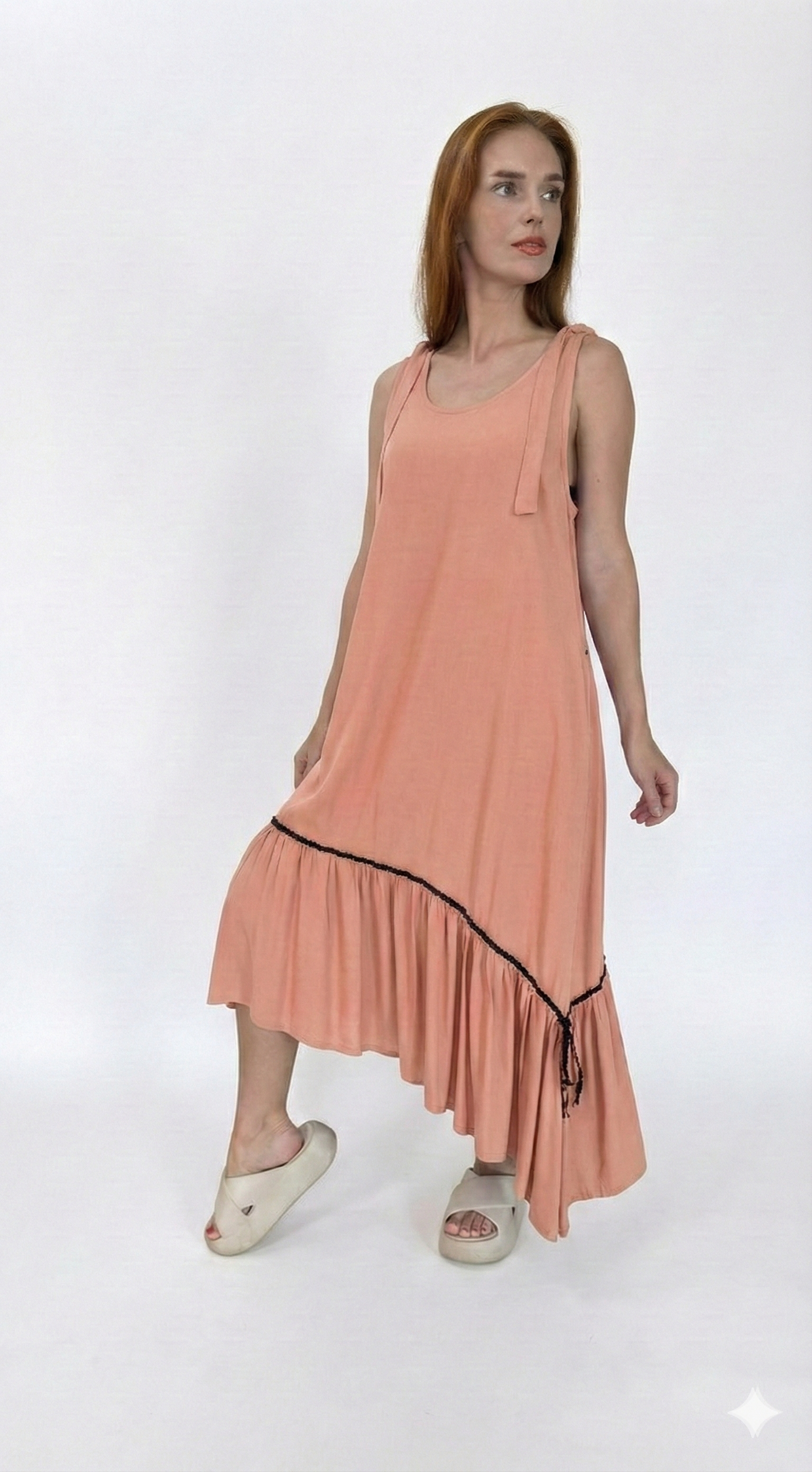 Vestido com barra assimétrica e botões nas costas