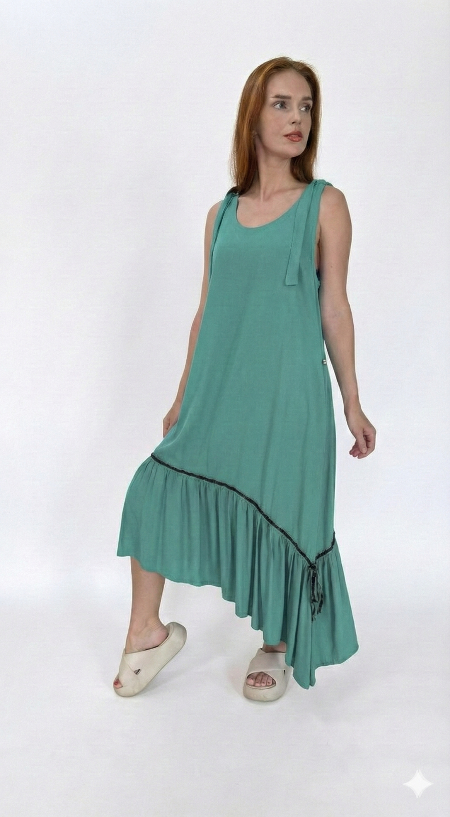 Vestido com barra assimétrica e botões nas costas