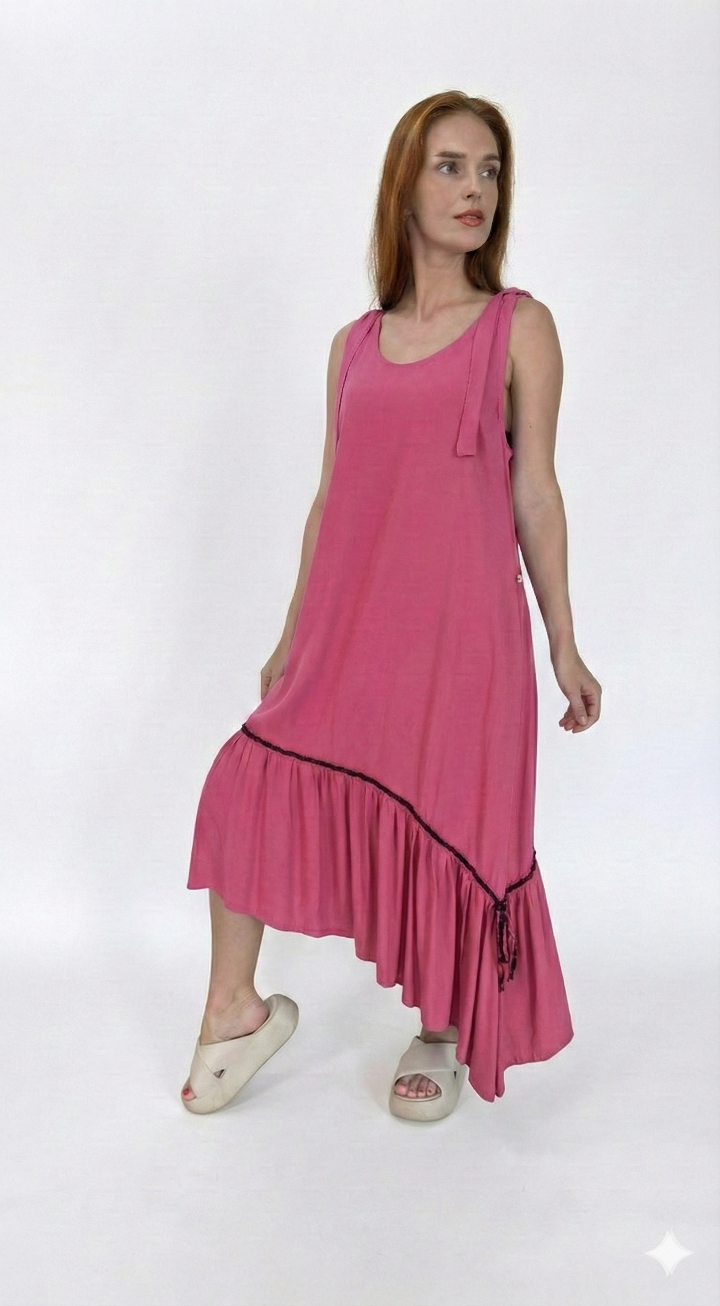 Vestido com barra assimétrica e botões nas costas