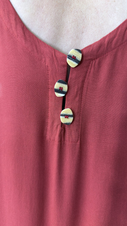 Vestido com barra assimétrica e botões nas costas