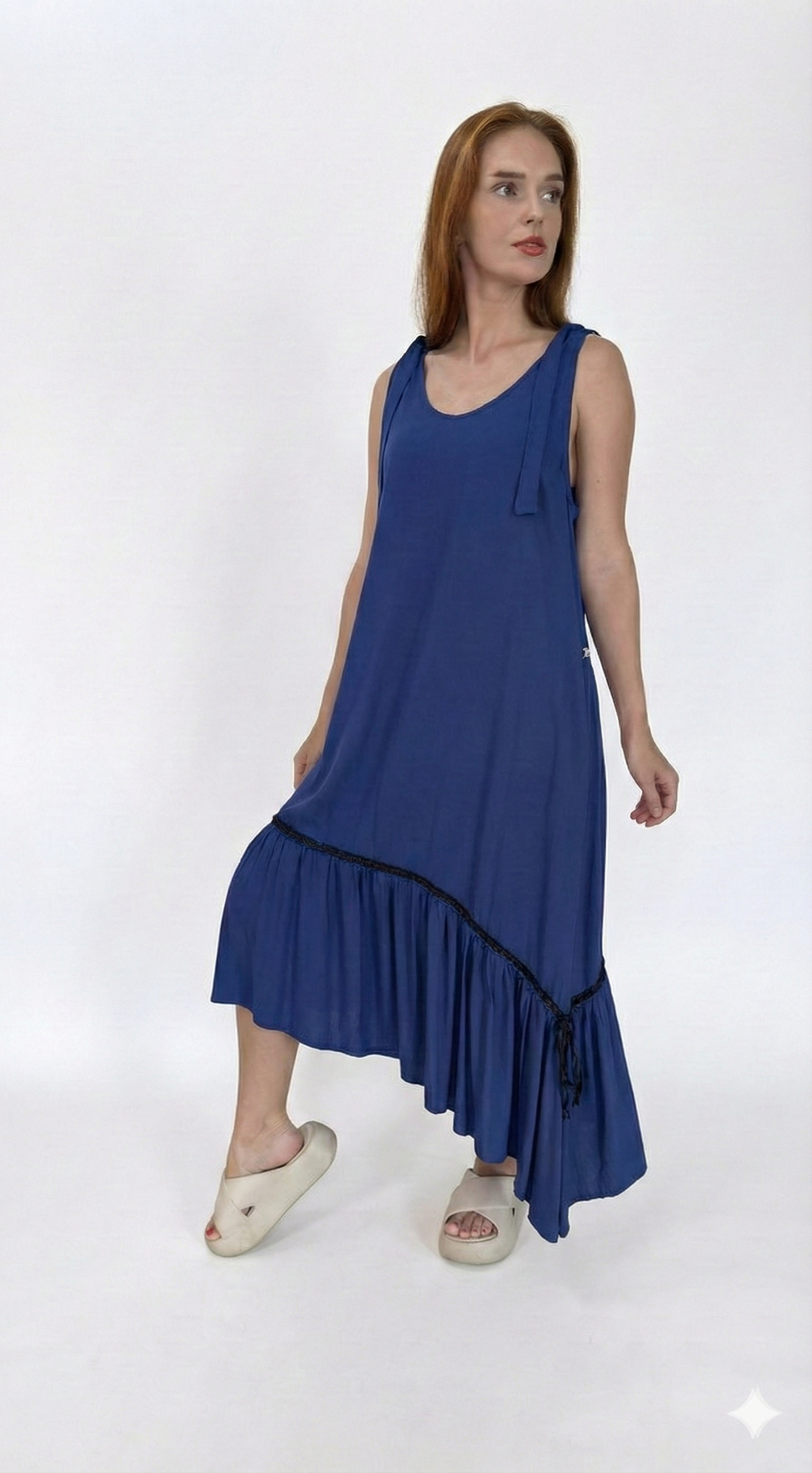 Vestido com barra assimétrica e botões nas costas