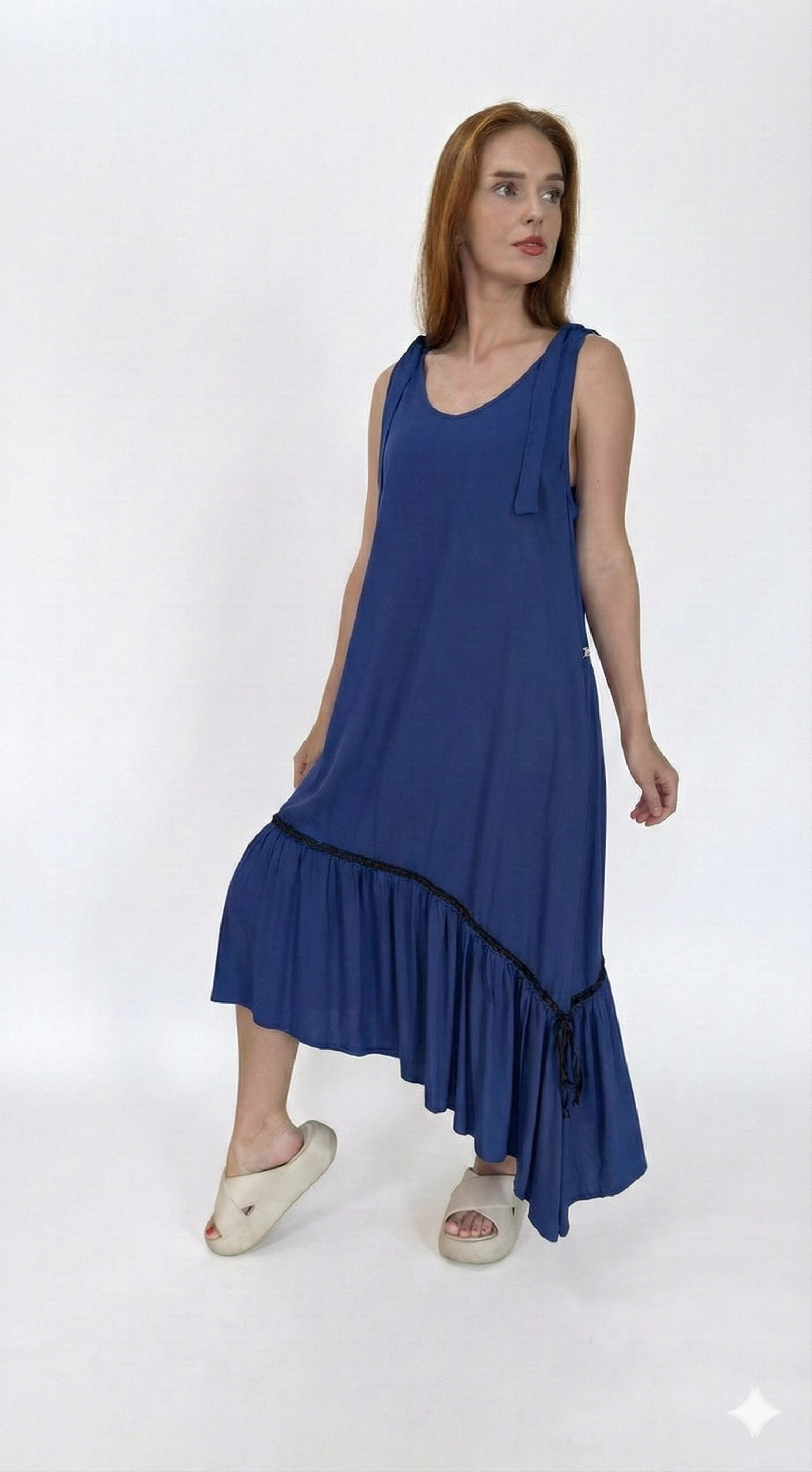 Vestido com barra assimétrica e botões nas costas