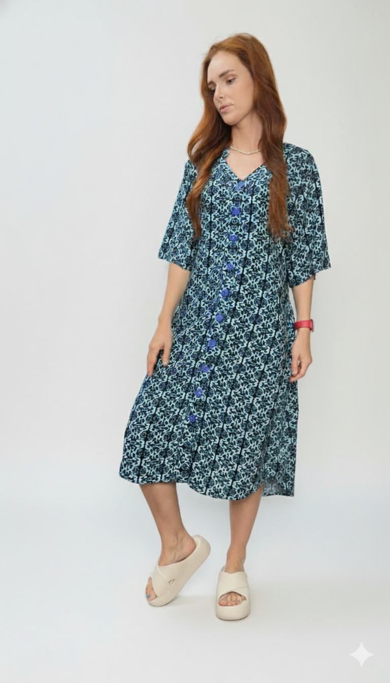 Vestido com botões frontais e cinto para ajuste atrás