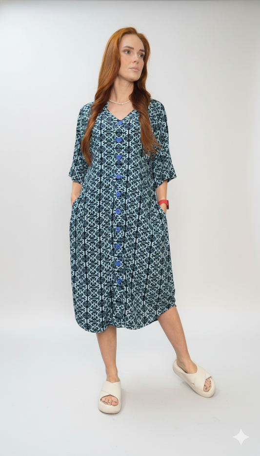 Vestido com botões frontais e cinto para ajuste atrás