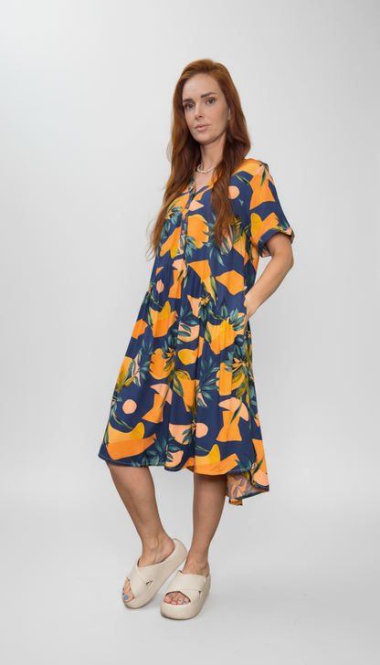 Vestido com botões na frente e gola padre