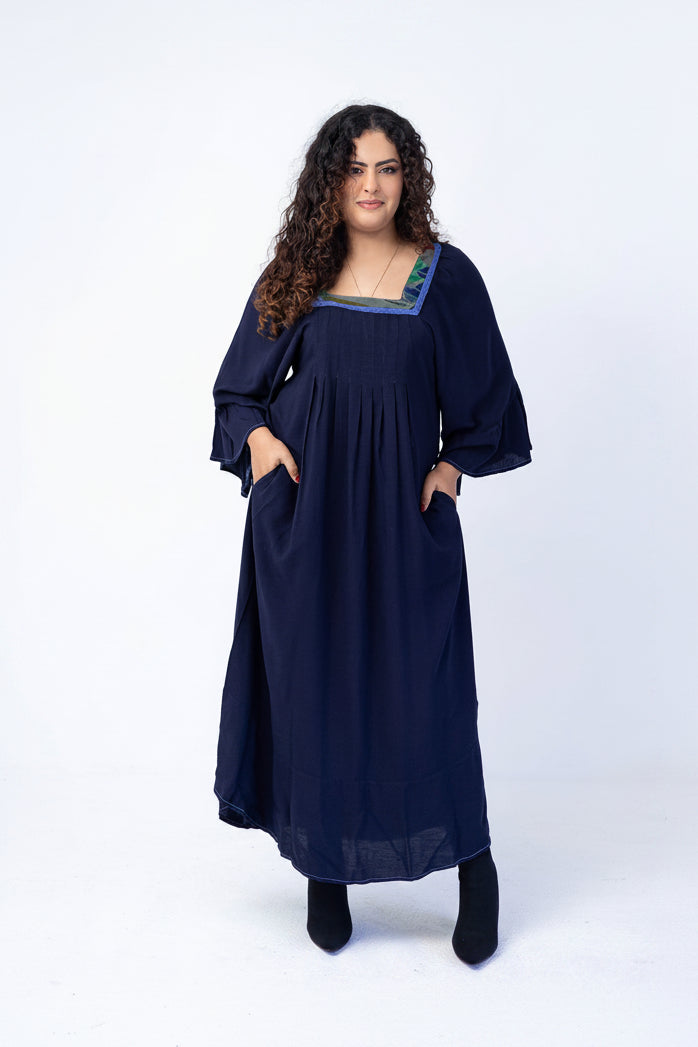 Vestido com decote quadrado