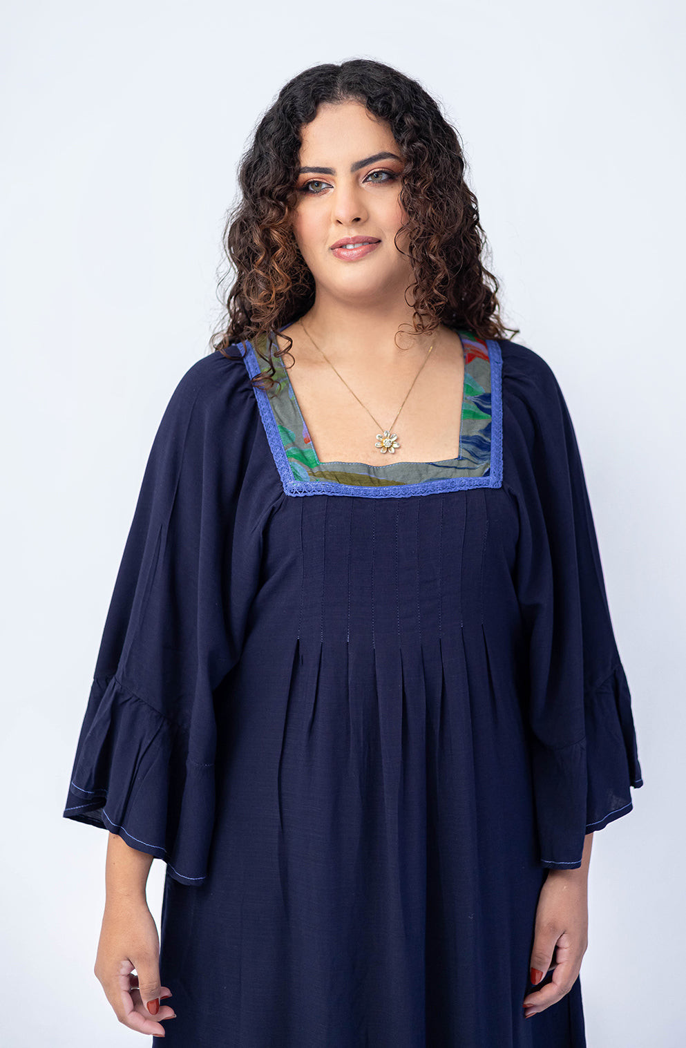 Vestido com decote quadrado