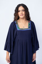 Vestido com decote quadrado
