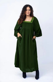 Vestido com decote quadrado