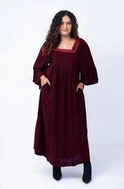 Vestido com decote quadrado