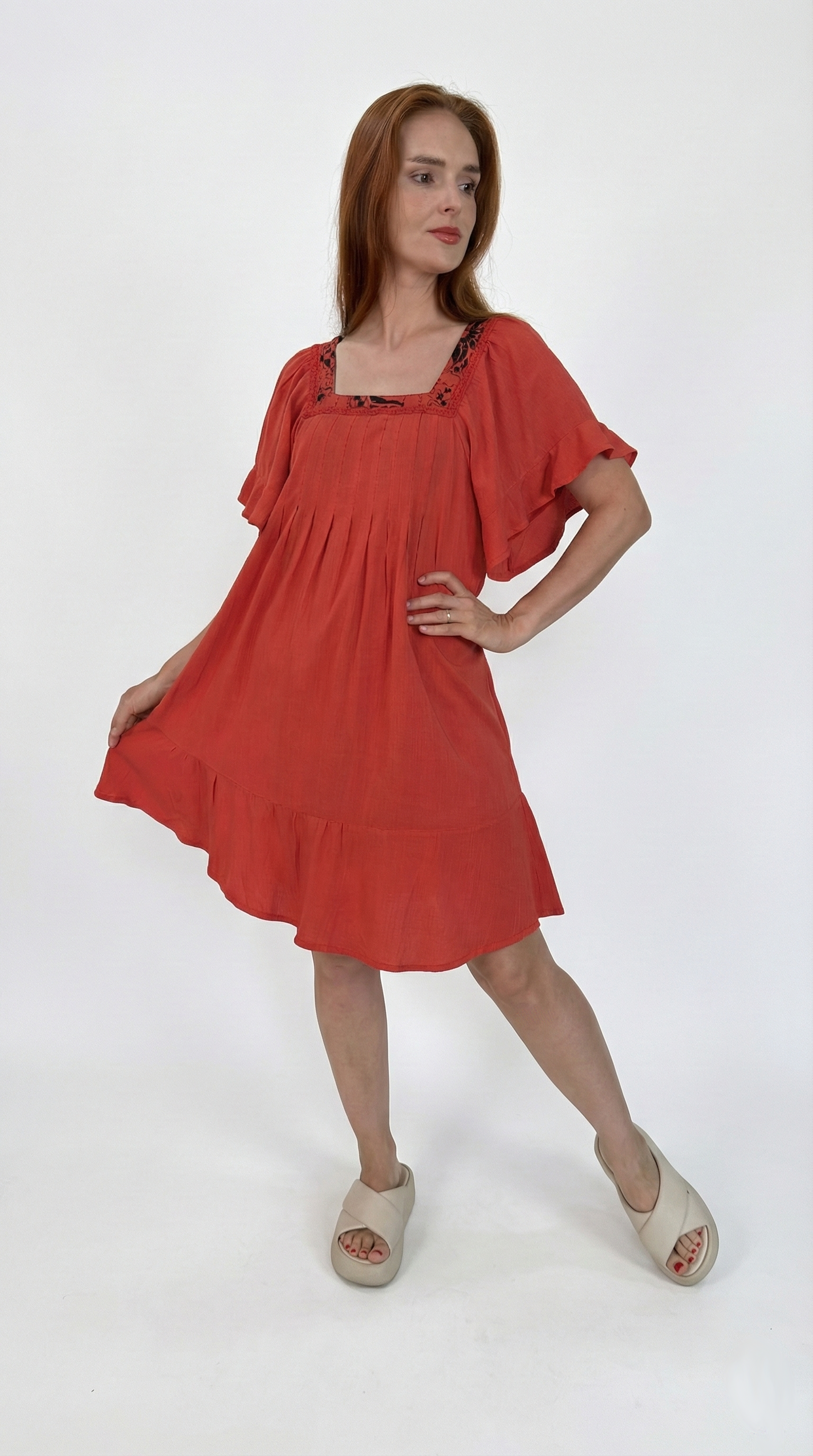 Vestido com decote quadrado curto